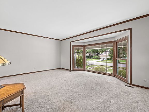 5th image of 601 Menominee Ln