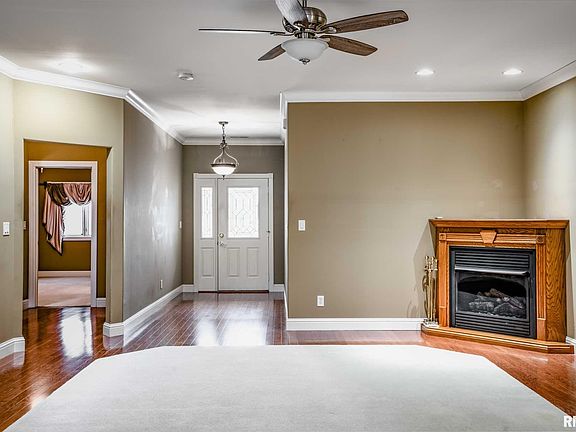 3rd image of 633 Lake Harbor Dr