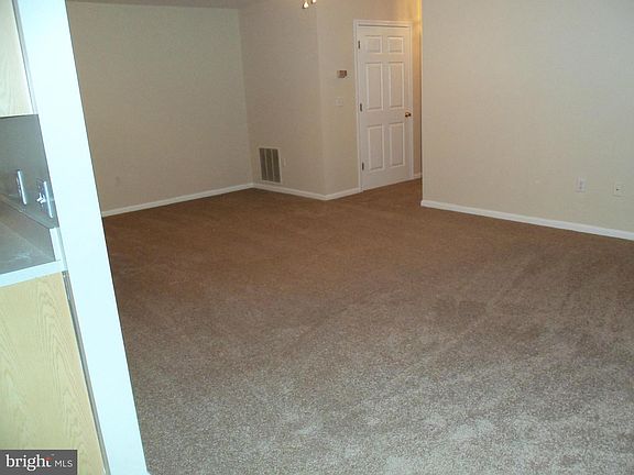 5th image of 308 Teal Ct #D