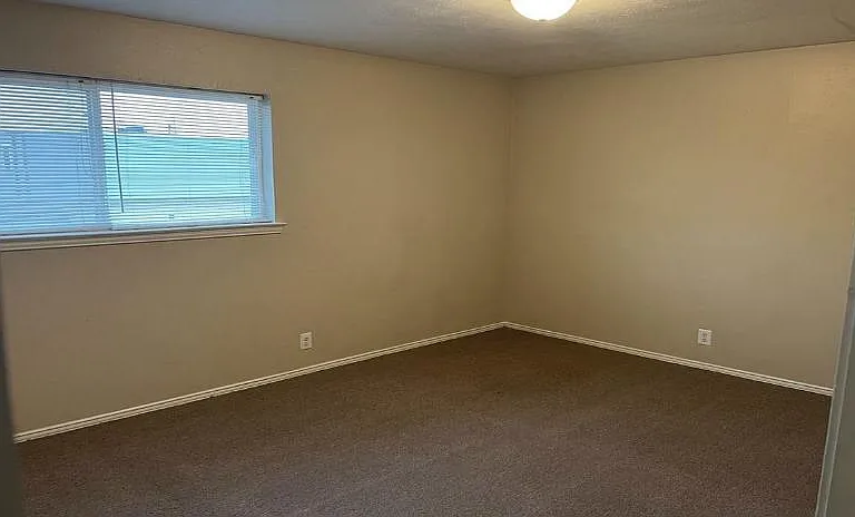 2434 Louise St — Photo 8