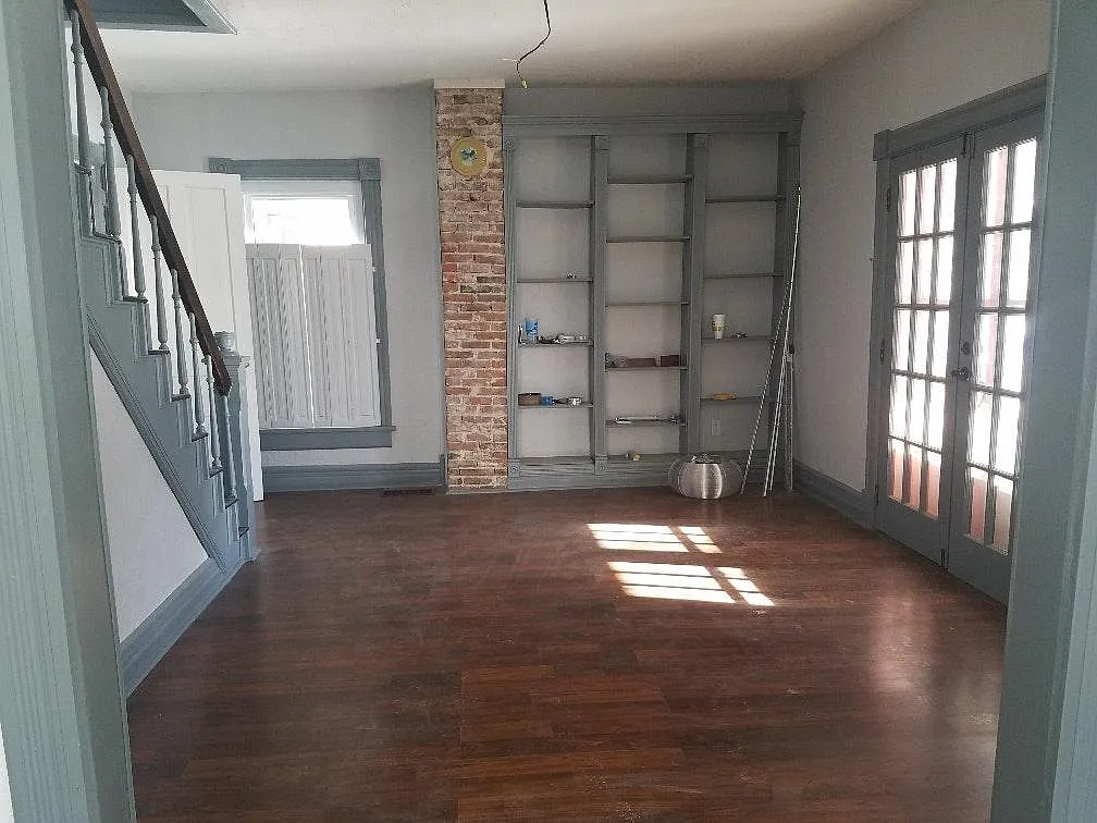 Entry - 68 E Franklin St