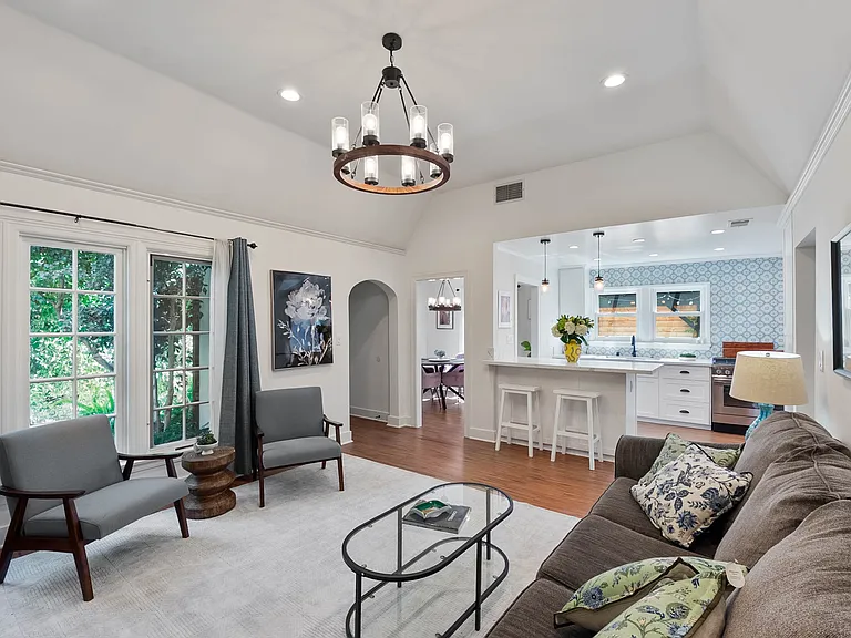 8818 Rosewood Ave — Photo 3