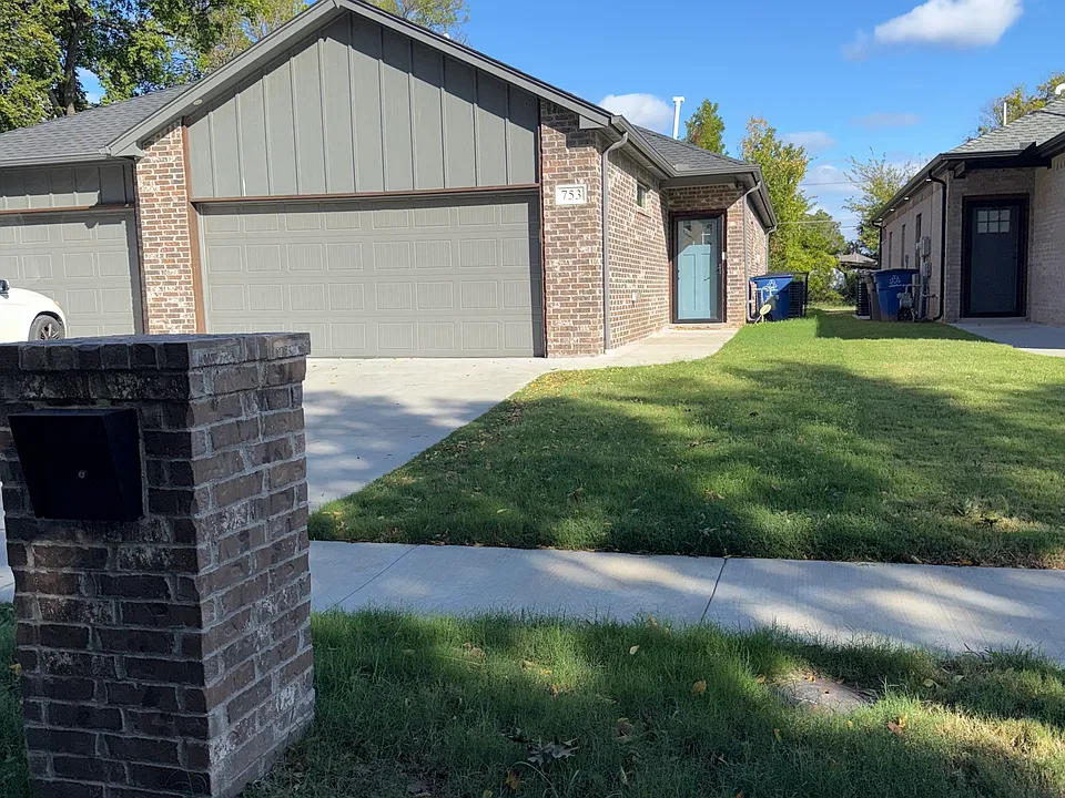 753 E Seminole Pl