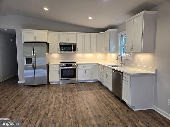 2nd image of 172 Martins Farm Rd