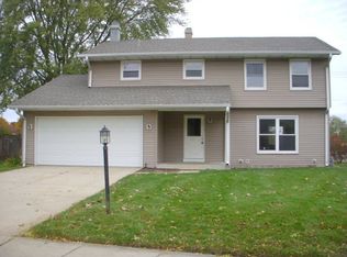 8 Spring Valley Ln, Streamwood, IL 60107