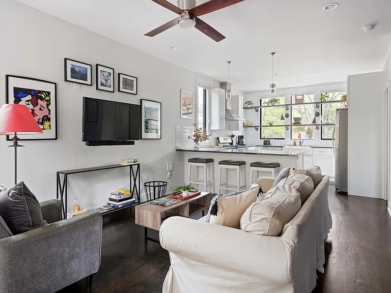 682 Barnett St NE — Photo 9