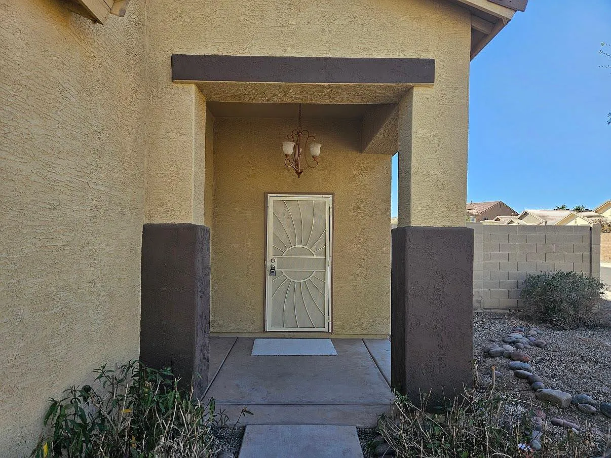 4 bed, 2.5 bath, 2740 sqft, $2,000 — Photo 3