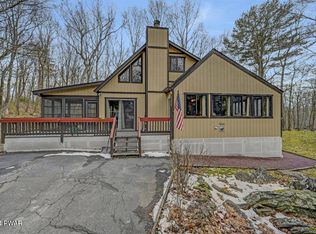 800 Mustang Ct, Lords Valley, PA 18428