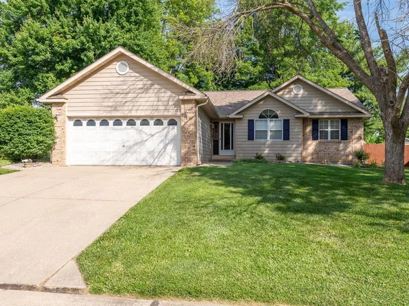 828 Robert Dr, Maryville, IL 62062