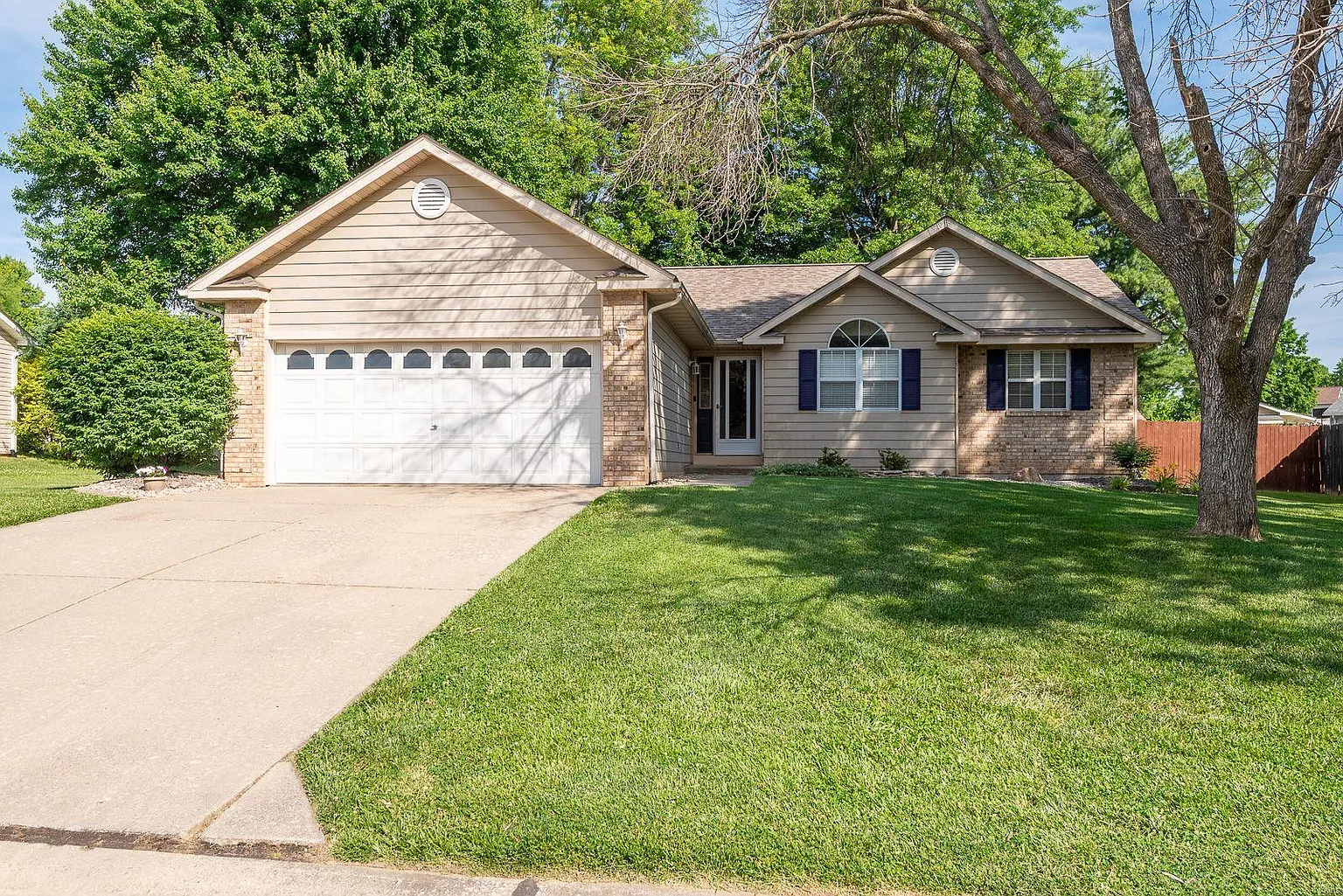 828 Robert Dr photo 1