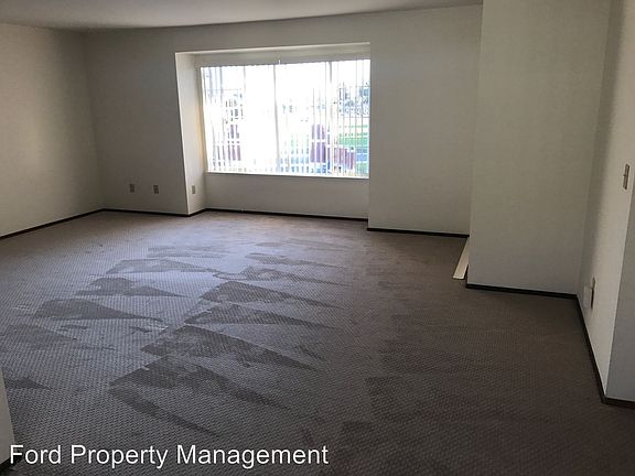 5th image of 300 30th St APT 02