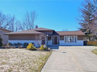 1900 Bromton Dr, Lyndhurst, OH 44124