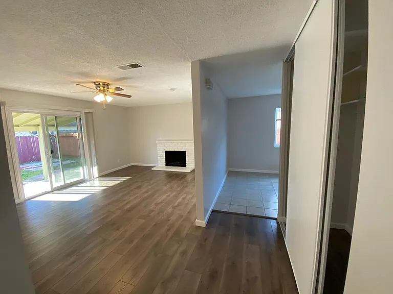 2059 Robin Dr — Photo 5