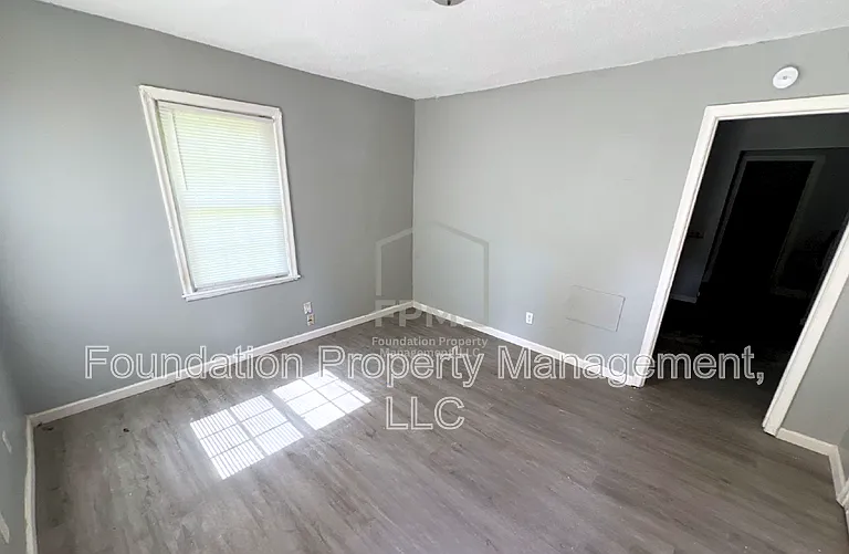 2317 E Warren St — Photo 7