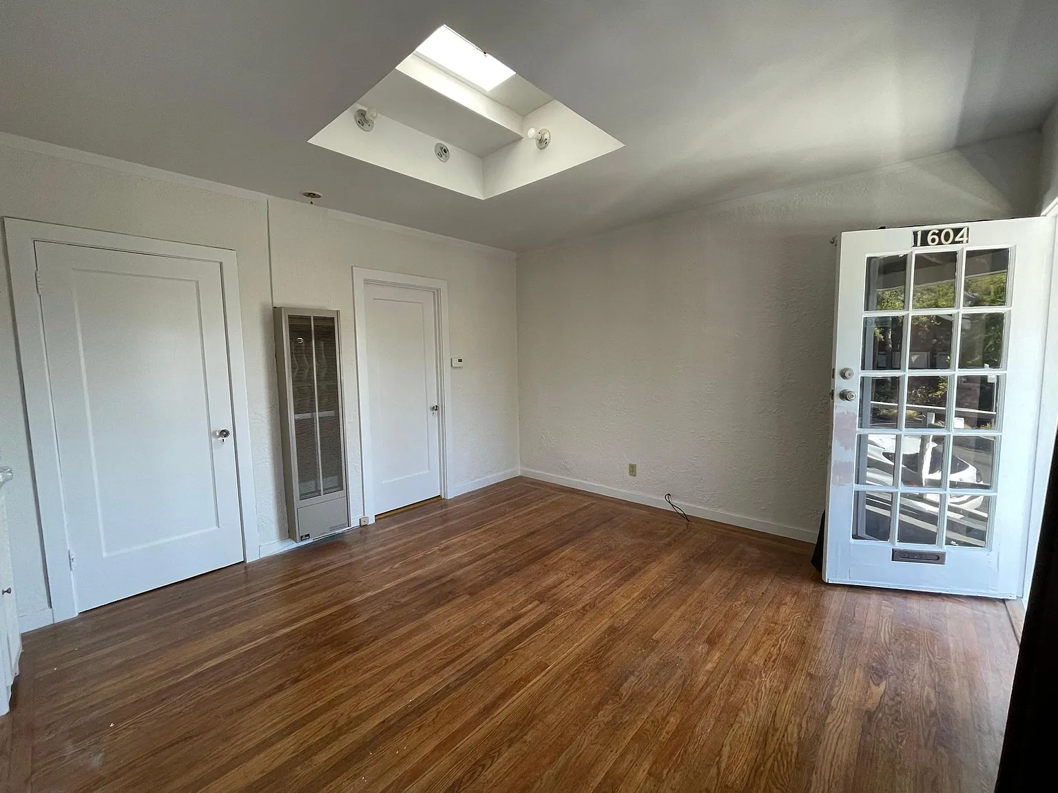 1604 Lincoln St — Photo 2