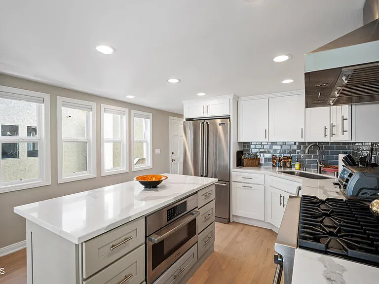 305 Ocean Dr — Photo 15