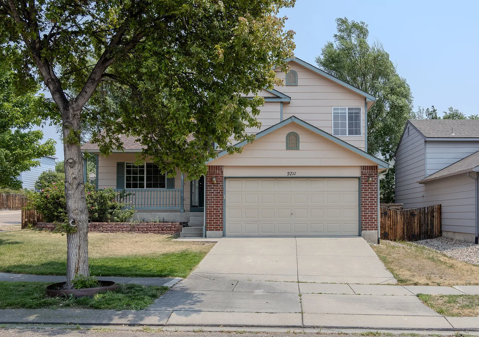 Large Stetson Hills Home! — Photo 1