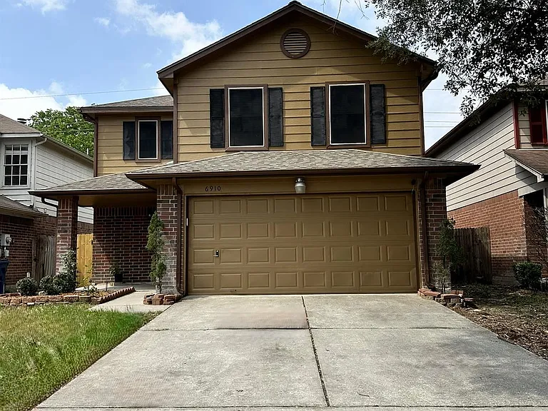 6910 Bayou Crest Dr — Photo 1