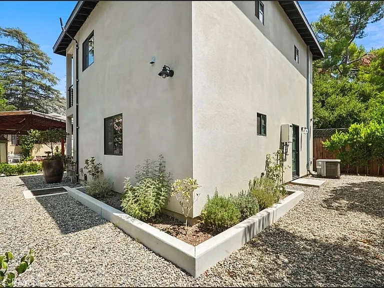 720 W Altadena Dr #1/2 — Photo 3