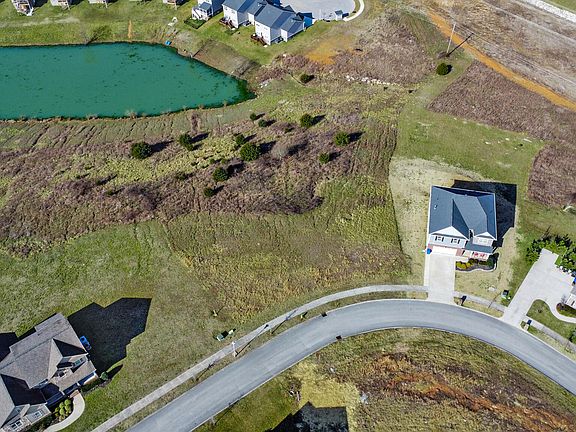 3rd image of 111 Hollyberry Rd
