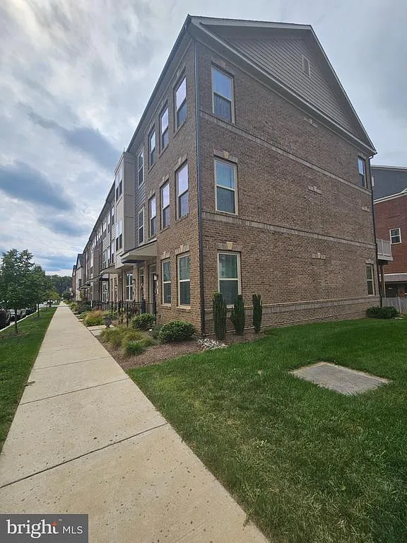3 bed, 3.5 bath, 1632 sqft, $4,300 — Photo 3