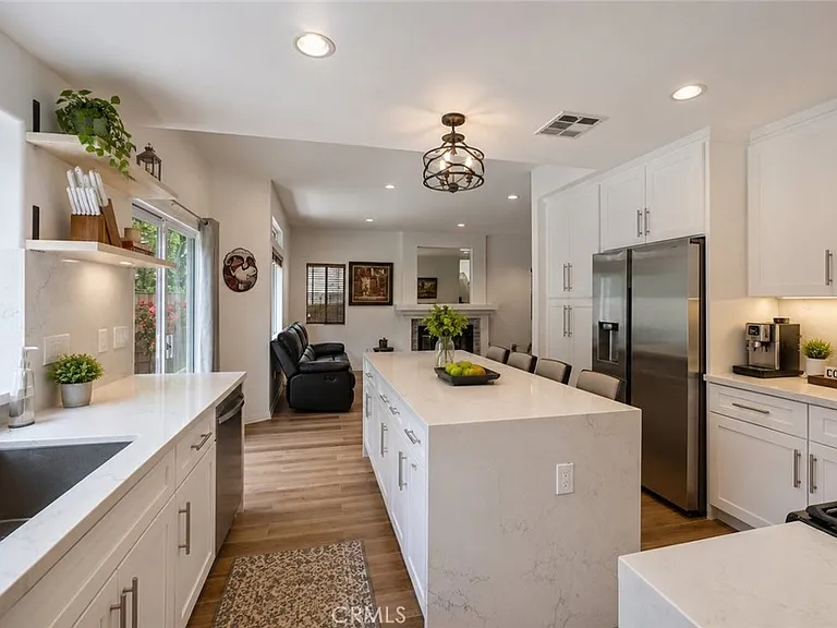 5807 Sylvia Ave — Photo 7