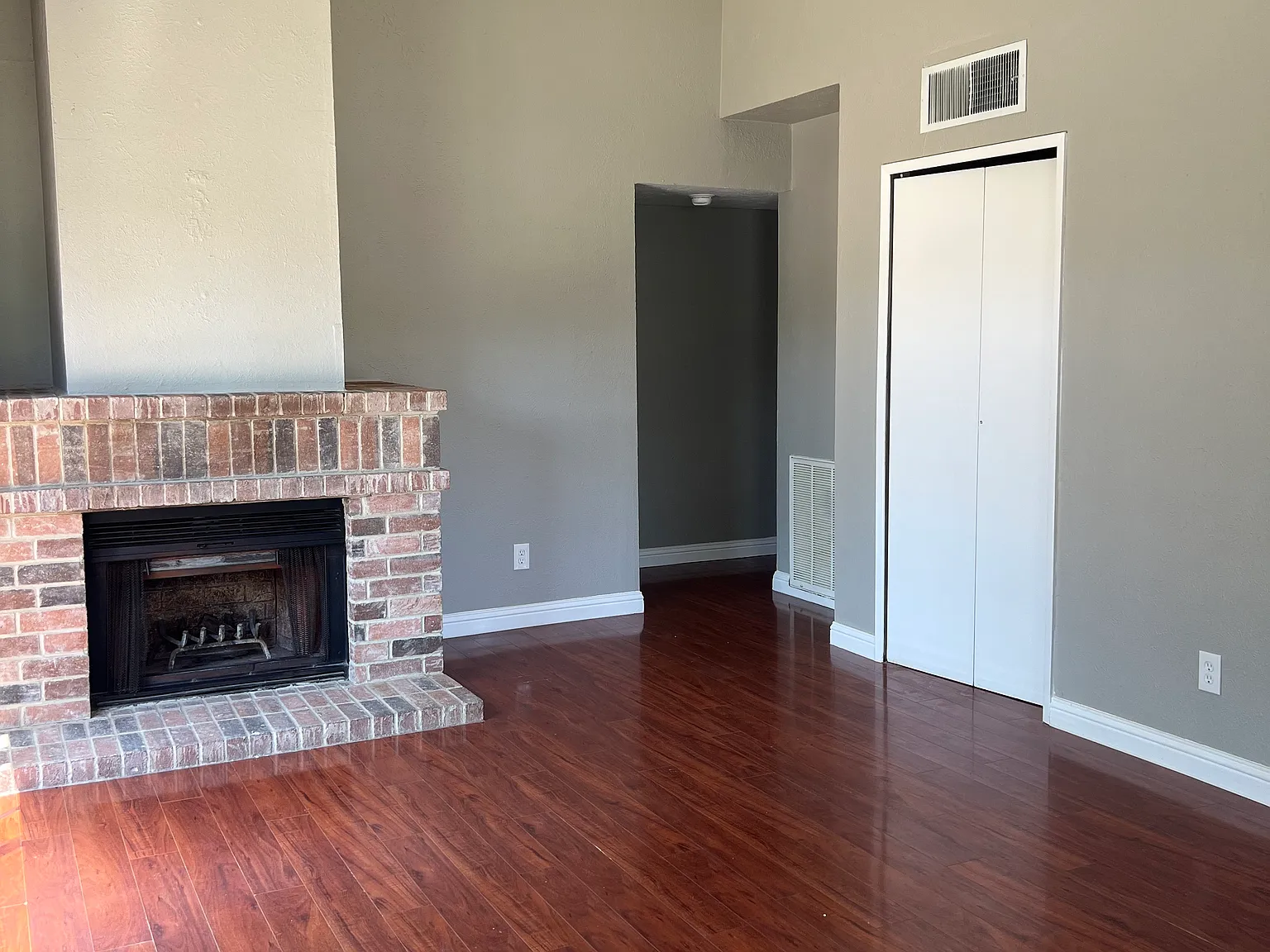 3 bed, 1000 sqft, $1,850 — Photo 2