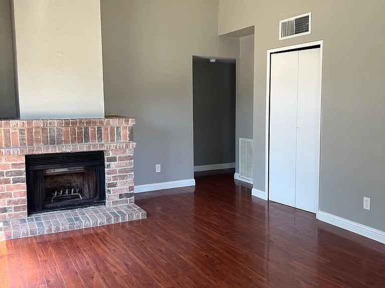 2101 Pennington Dr — Photo 2