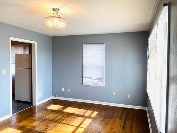 Hardwood floors thu out