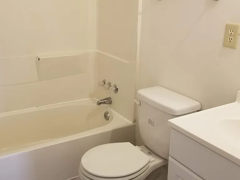 501 Moncure Ave — Photo 5