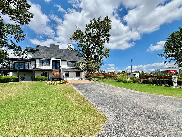 624 S Horsebarn Rd — Photo 4