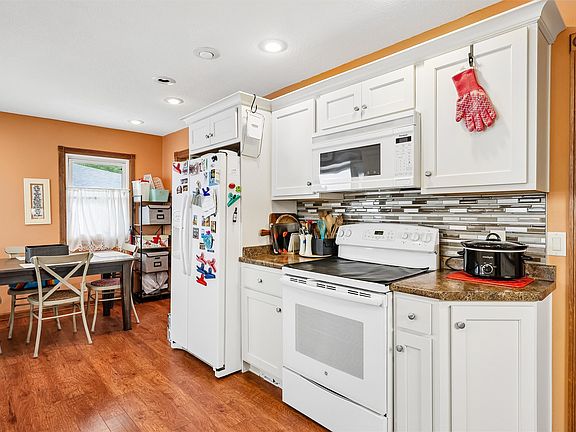 4th image of 510 SE Sharon Dr
