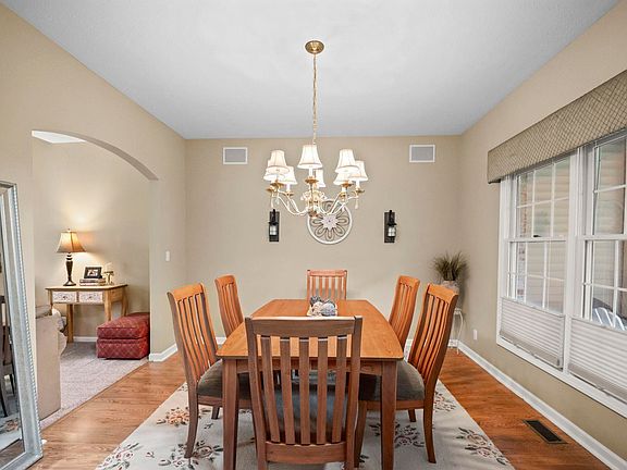4th image of 821 Red Oaks Ln