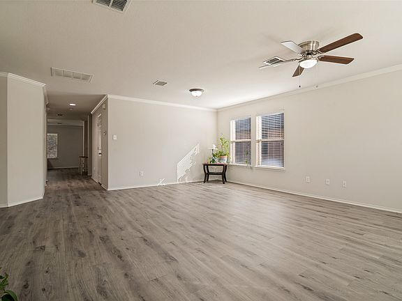 4th image of 513 Laurel Ln