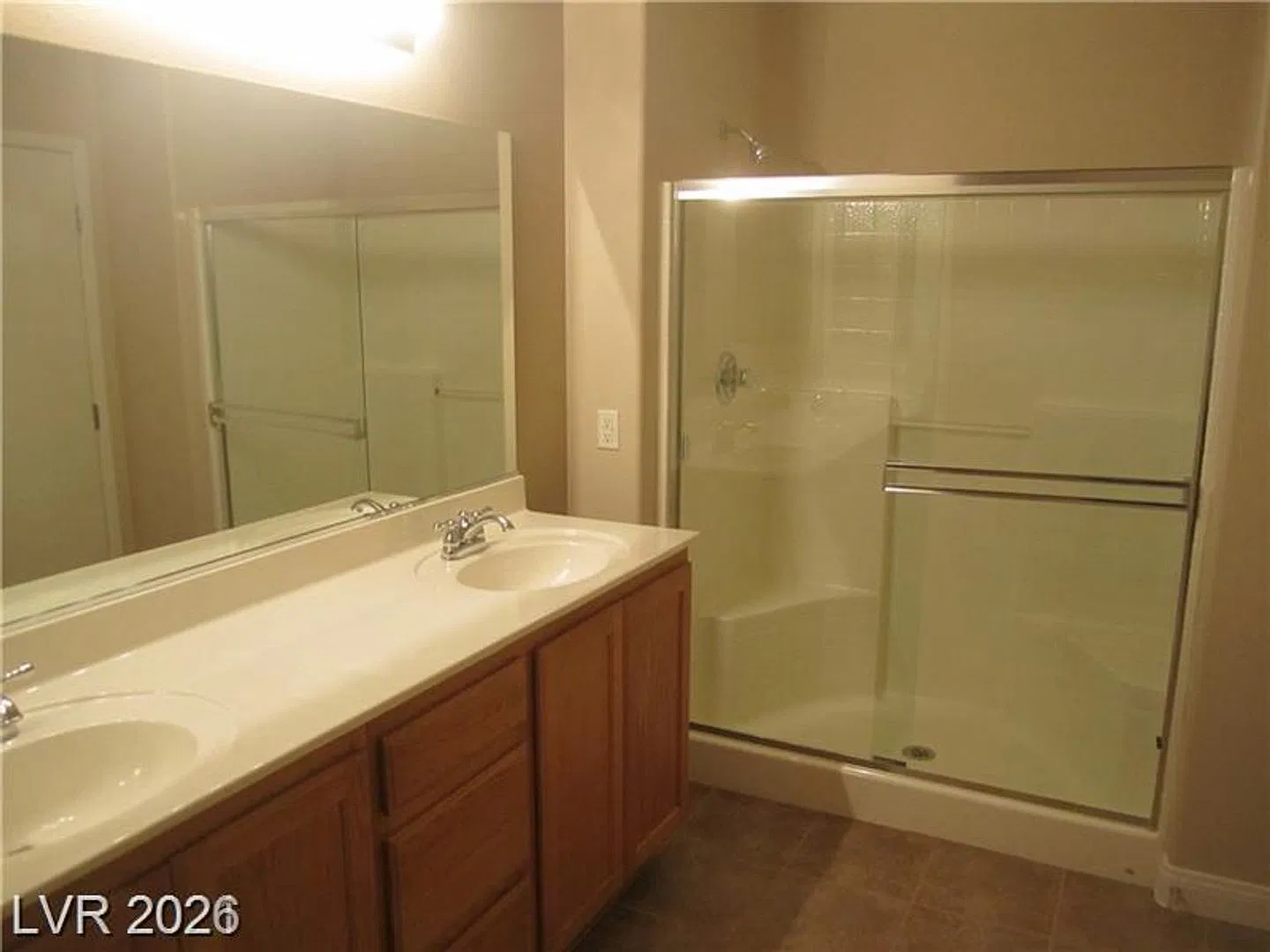Beautiful 2 bedroom 2 bath 1st floor condo with a detached 1 car garage! — Photo 4
