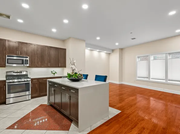 90 Bay Street Landing image 2 of 49