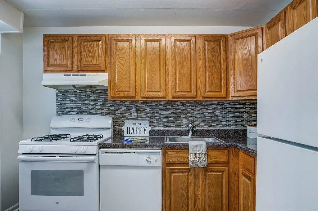 Curren Terrace Apartment Homes — Photo 2