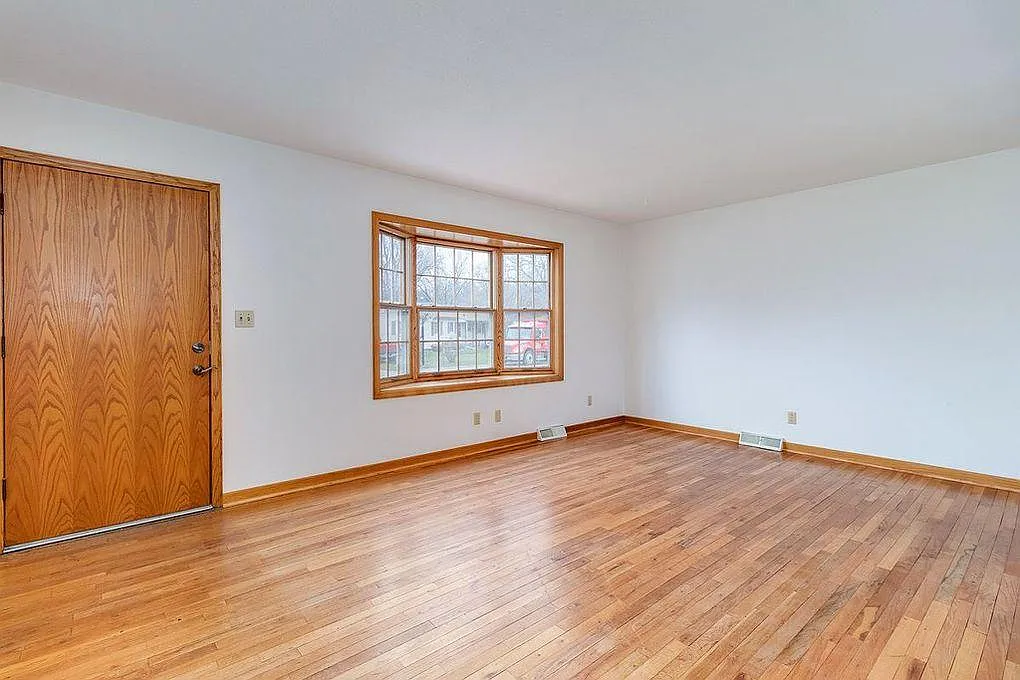 2356 Hawthorne Ct — Photo 2