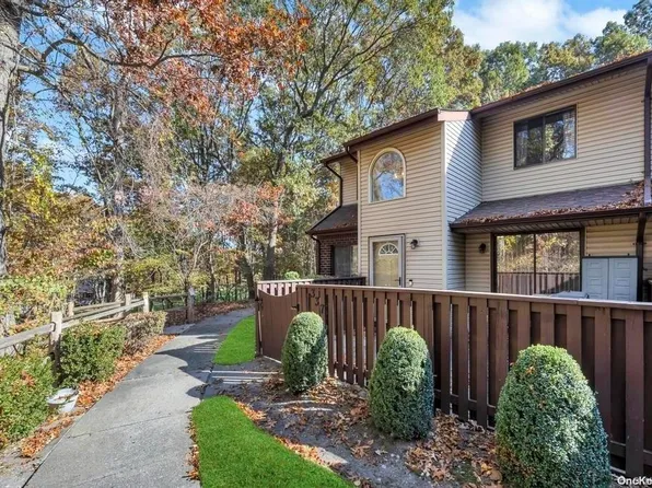 337 Woodland Court #337, Coram, NY 11727