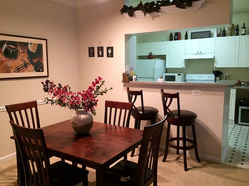 Dining room and eat-at bar