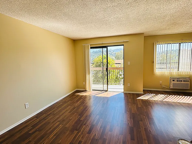 HILLHAVEN APARTMENTS — Photo 9