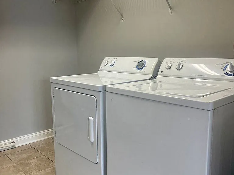 Twin Lakes Apartments — Photo 3