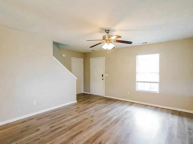 2893 Creekbend Dr — Photo 4