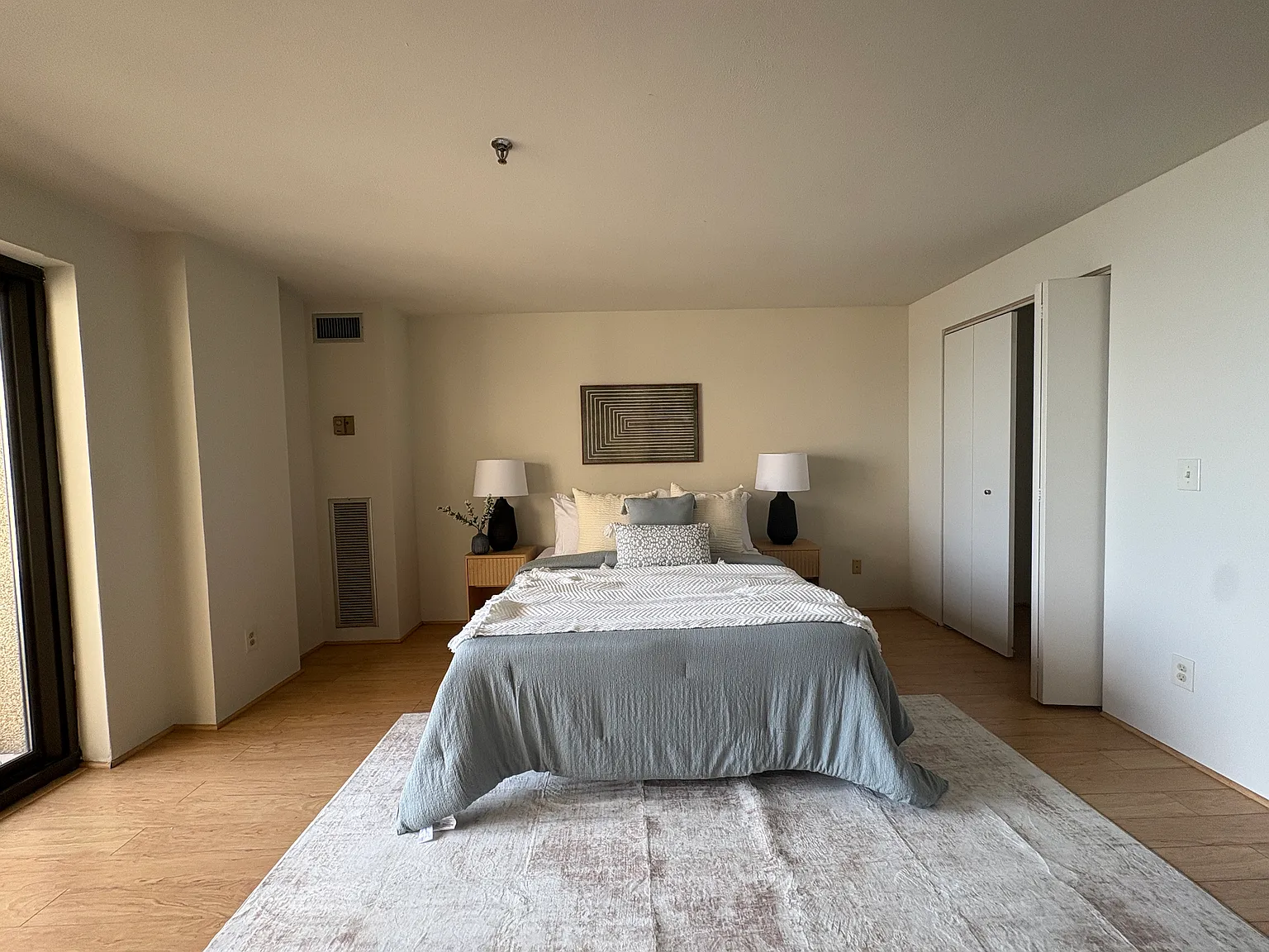 2 bed, 1100 sqft, $3,000 — Photo 2