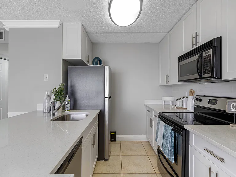 Palm Court at Wellington Apartments — Photo 4