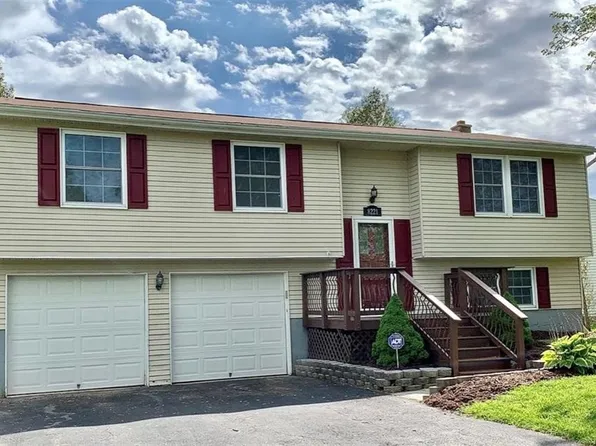 8221 Sarona Ln, Clay, NY 13041
