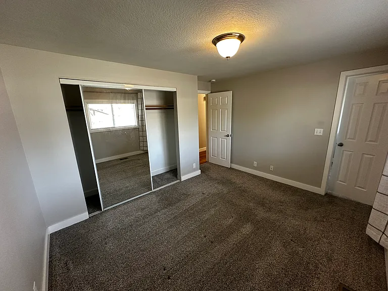 869 E Carter St — Photo 6