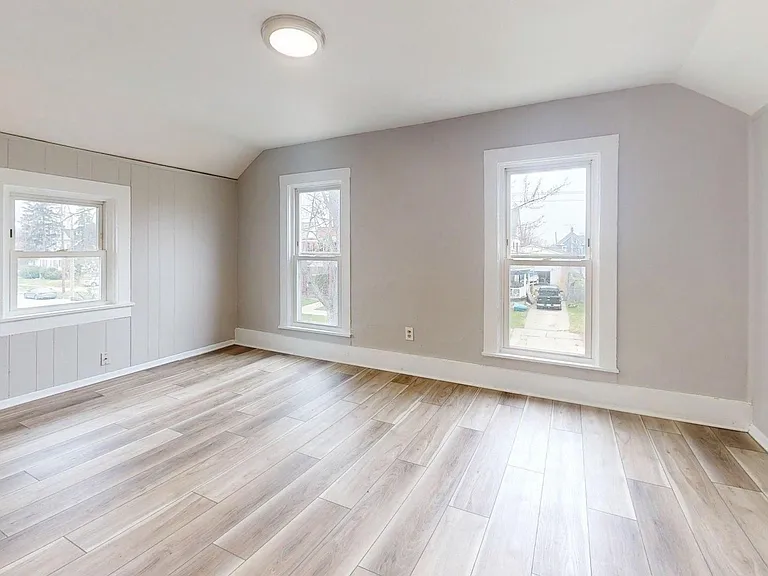 1031 W 9th St — Photo 31