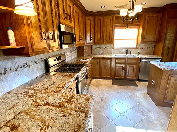 Beautiful upgraded kitchen with island