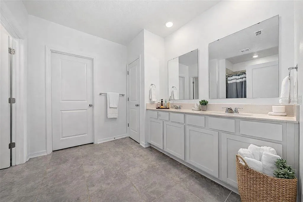 4 bed, 2.0 bath, 1936 sqft, $2,299 — Photo 3